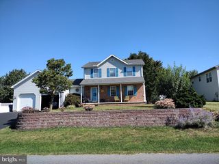 1660 WISTERIA DR, Chambersburg, PA 17202