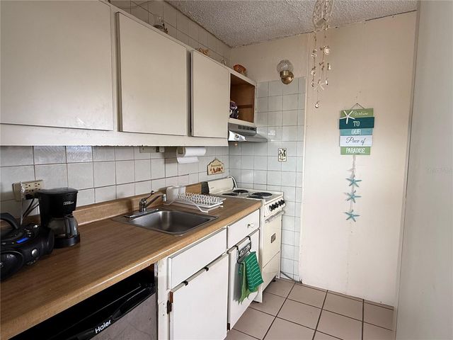 Isla Verde Ave. GOLDEN BEACH COND. PH 09, Carolina, PR 00979