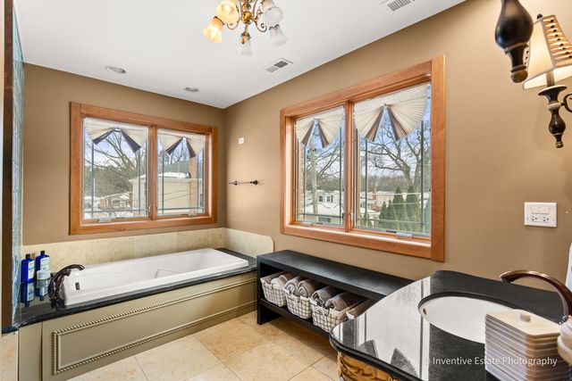 1707 W Lincoln Street, Mount Prospect, IL 60056