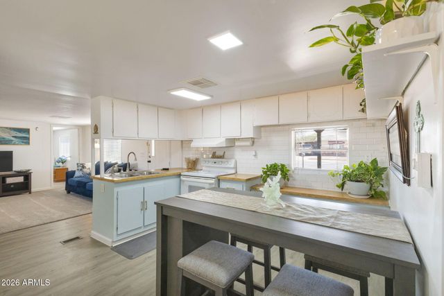 696 W MANOR Street, Chandler, AZ 85225