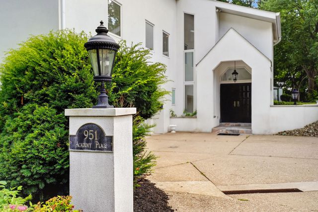 951 Academy Place, Mt Lebanon, PA 15243