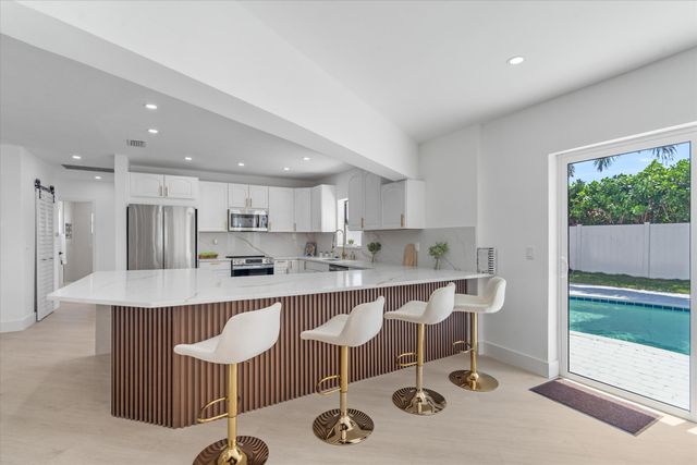 22100 Serenata Circle W, Boca Raton, FL 33433