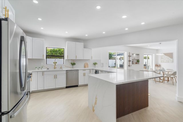 22100 Serenata Circle W, Boca Raton, FL 33433