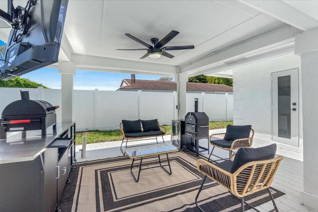 22100 Serenata Circle W, Boca Raton, FL 33433