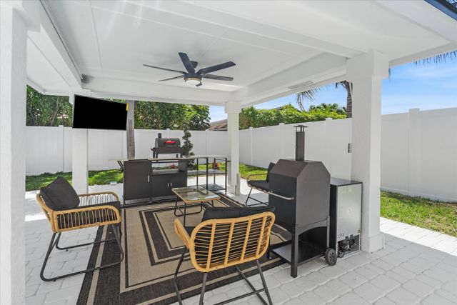 22100 Serenata Circle W, Boca Raton, FL 33433