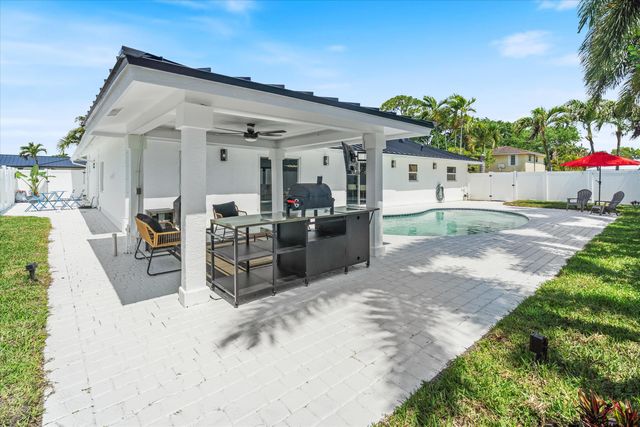 22100 Serenata Circle W, Boca Raton, FL 33433