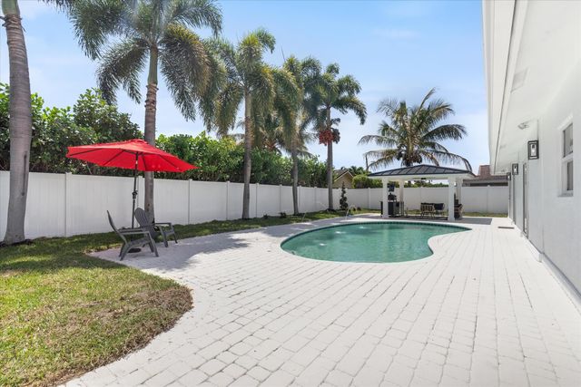 22100 Serenata Circle W, Boca Raton, FL 33433