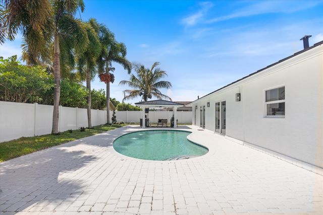 22100 Serenata Circle W, Boca Raton, FL 33433