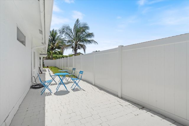 22100 Serenata Circle W, Boca Raton, FL 33433