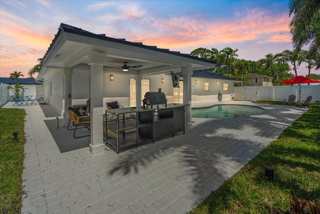 22100 Serenata Circle W, Boca Raton, FL 33433