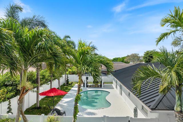 22100 Serenata Circle W, Boca Raton, FL 33433