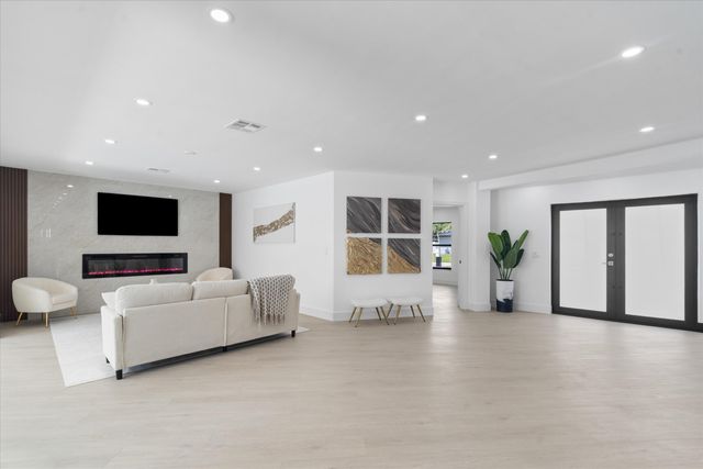 22100 Serenata Circle W, Boca Raton, FL 33433