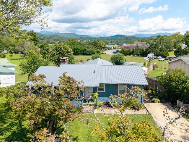 88 Tusquittee, Hayesville, NC 28904