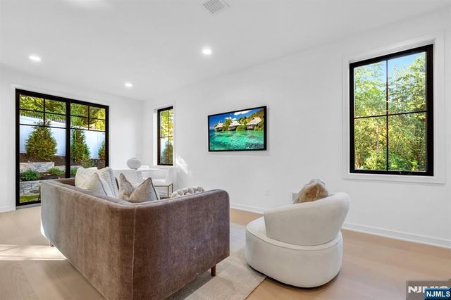 13 Fey Place, Oradell, NJ 07649