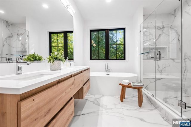 13 Fey Place, Oradell, NJ 07649