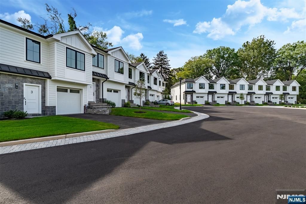 13 Fey Place, Oradell, NJ 07649