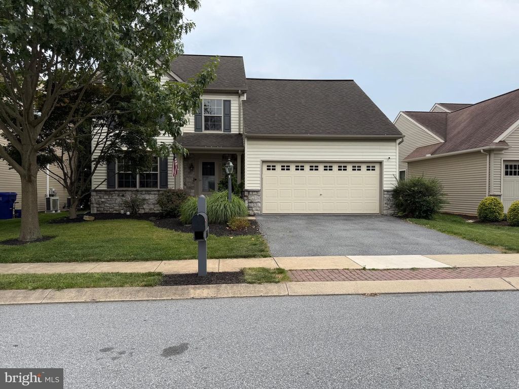 1314 HEATHERWOOD DR, Mount Joy, PA 17552