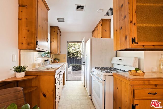 5908 Radford Avenue, Los Angeles, CA 91607