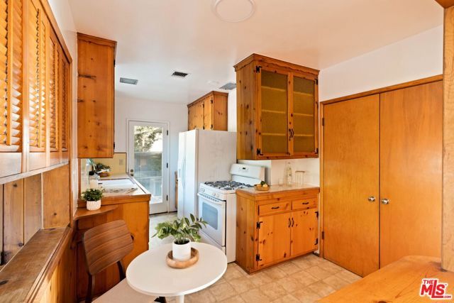 5908 Radford Avenue, Los Angeles, CA 91607