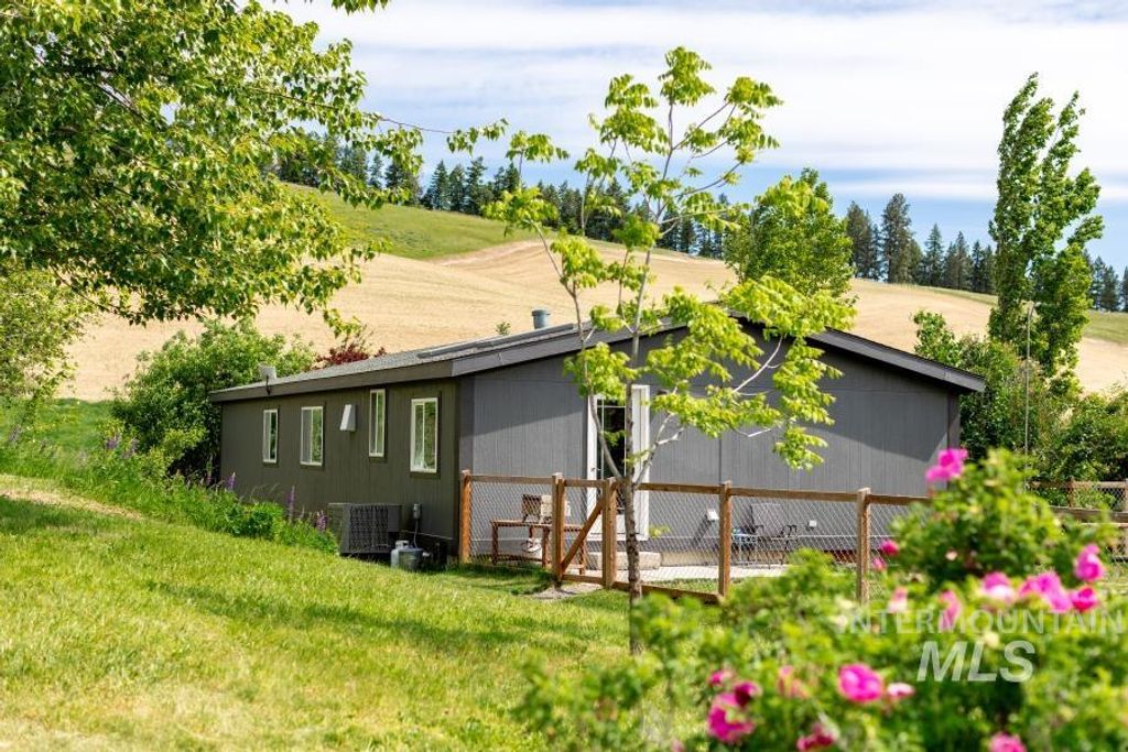 1722 Genesee Troy Road, Moscow, ID 83843