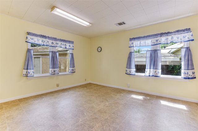 503 Colorado ST, Smithville, TX 78957