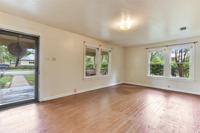 503 Colorado ST, Smithville, TX 78957