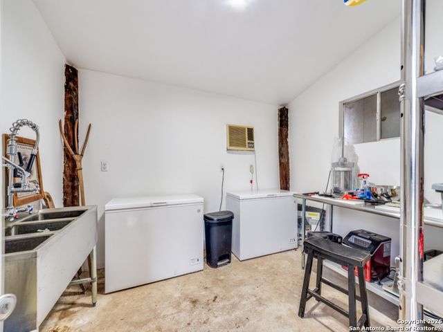 6472 Bluntzer Rd, Jourdanton, TX 78026