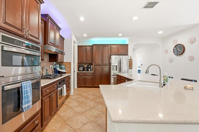 1053 Hillsdale Ln, Lincoln, CA 95648