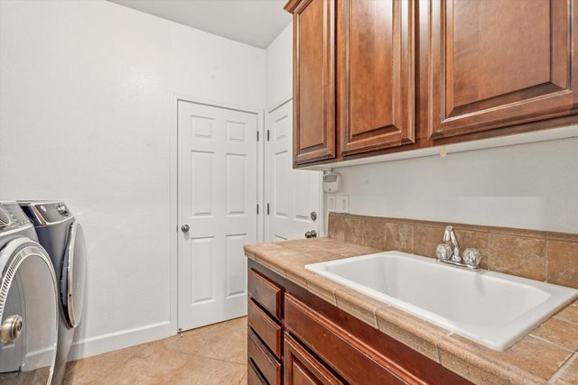 1053 Hillsdale Ln, Lincoln, CA 95648
