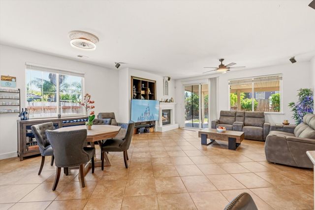 1053 Hillsdale Ln, Lincoln, CA 95648