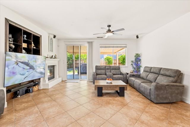 1053 Hillsdale Ln, Lincoln, CA 95648