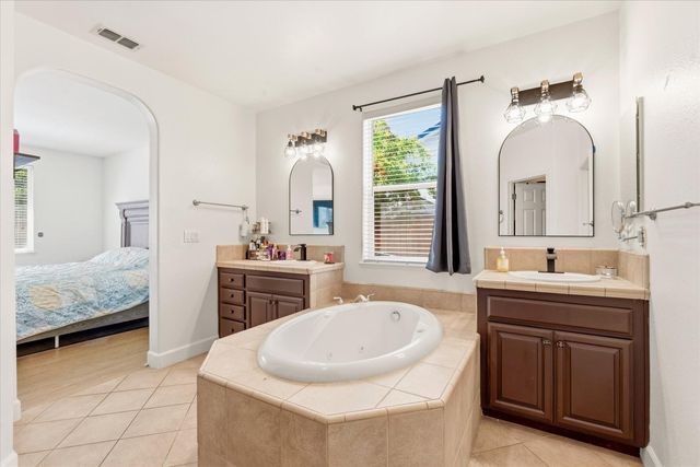 1053 Hillsdale Ln, Lincoln, CA 95648