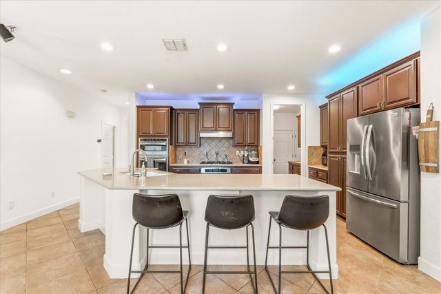 1053 Hillsdale Ln, Lincoln, CA 95648