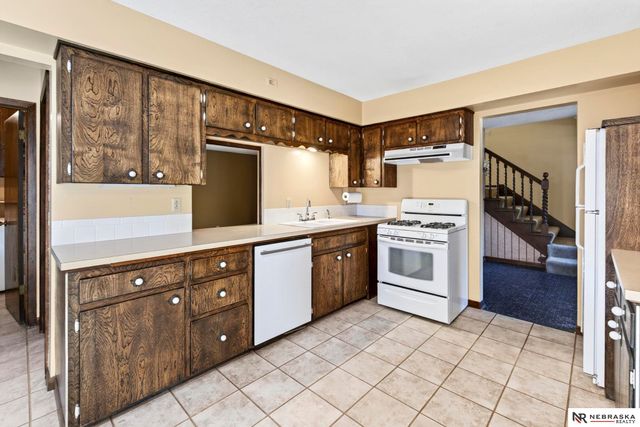 7076 Nicholas Circle, Omaha, NE 68132
