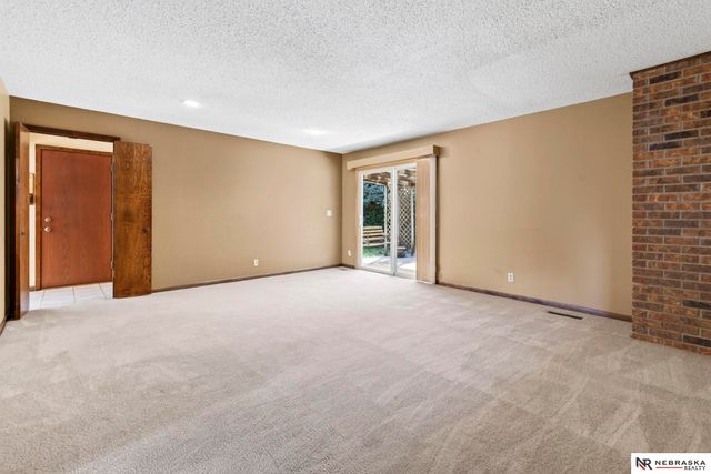 7076 Nicholas Circle, Omaha, NE 68132