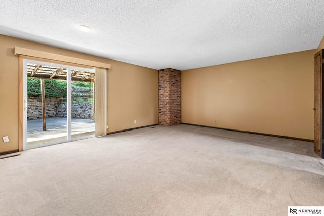 7076 Nicholas Circle, Omaha, NE 68132