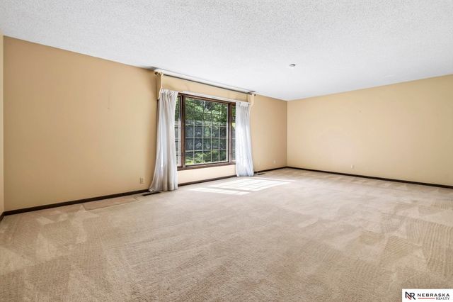 7076 Nicholas Circle, Omaha, NE 68132