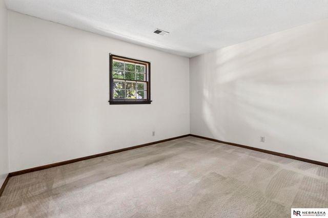 7076 Nicholas Circle, Omaha, NE 68132