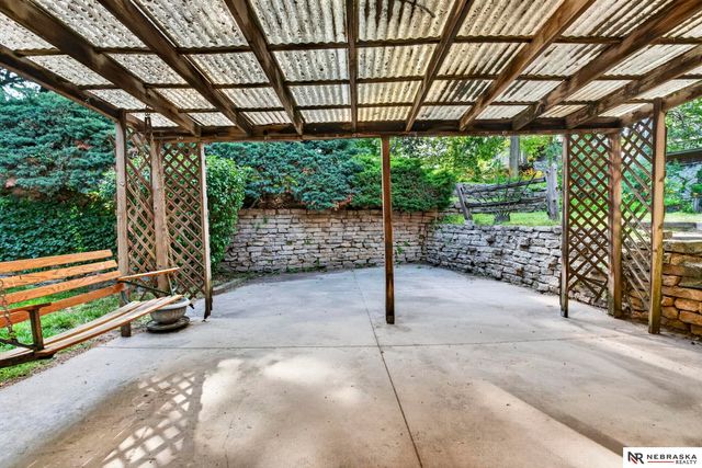 7076 Nicholas Circle, Omaha, NE 68132