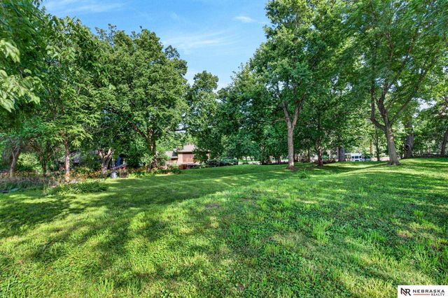 7076 Nicholas Circle, Omaha, NE 68132