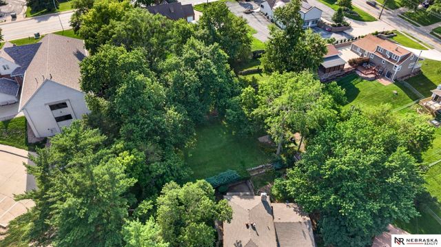 7076 Nicholas Circle, Omaha, NE 68132