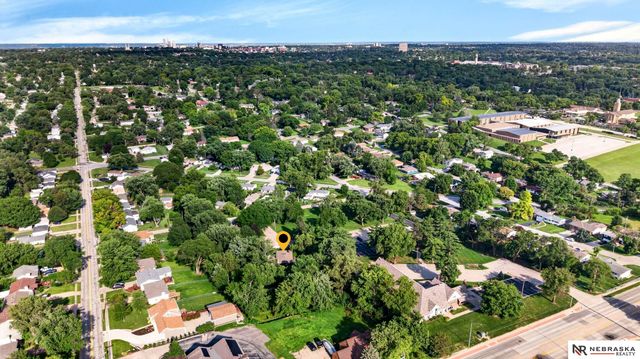 7076 Nicholas Circle, Omaha, NE 68132