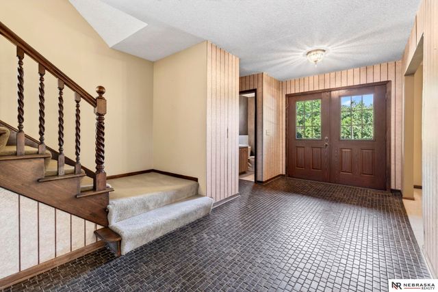 7076 Nicholas Circle, Omaha, NE 68132