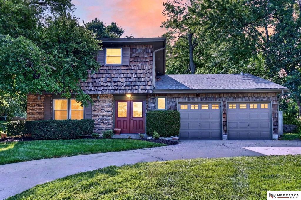 7076 Nicholas Circle, Omaha, NE 68132