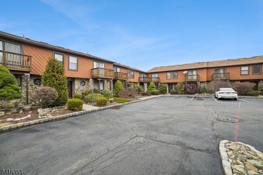 1 Brookside Hts F, Wanaque Boro, NJ 07465