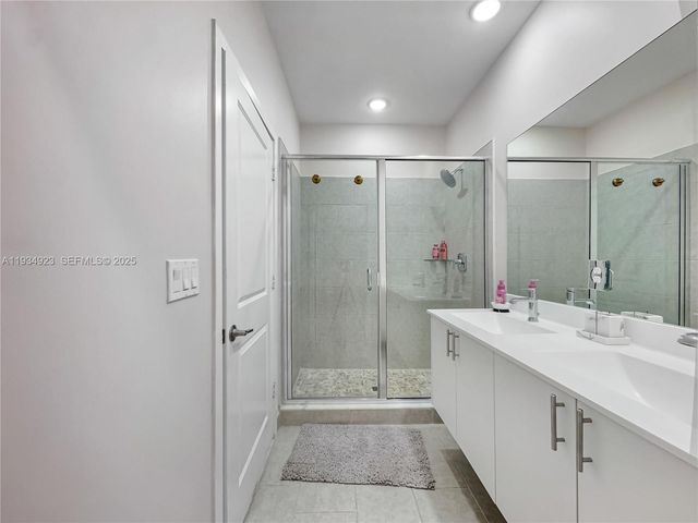 8206 NW 43rd St, Doral, FL 33166