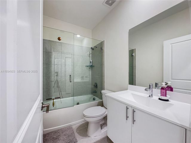 8206 NW 43rd St, Doral, FL 33166