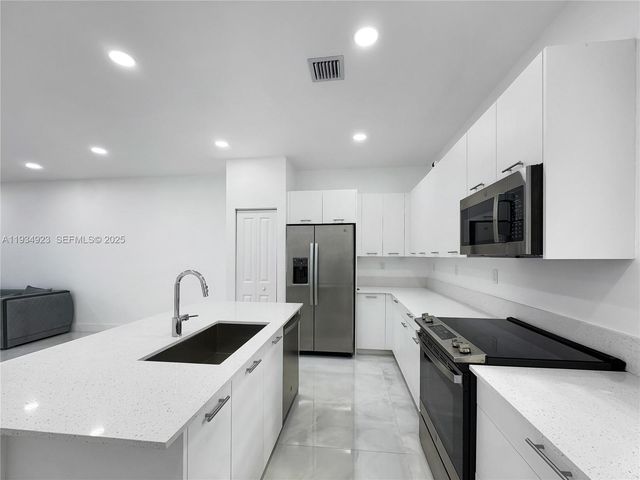 8206 NW 43rd St, Doral, FL 33166