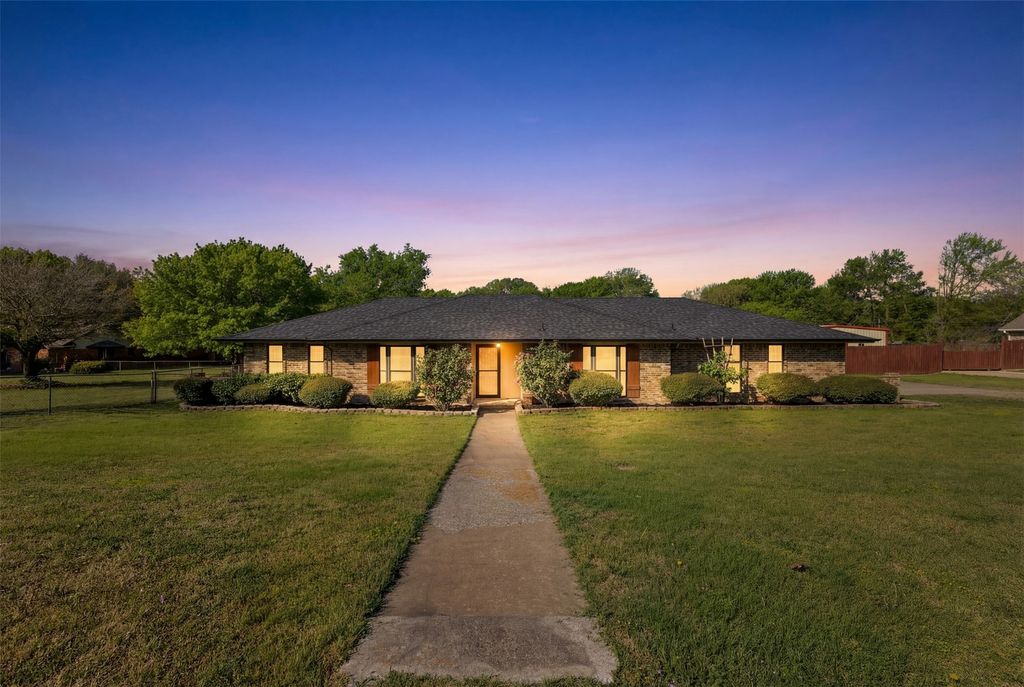1108 Lakefront Drive, Waxahachie, TX 75165