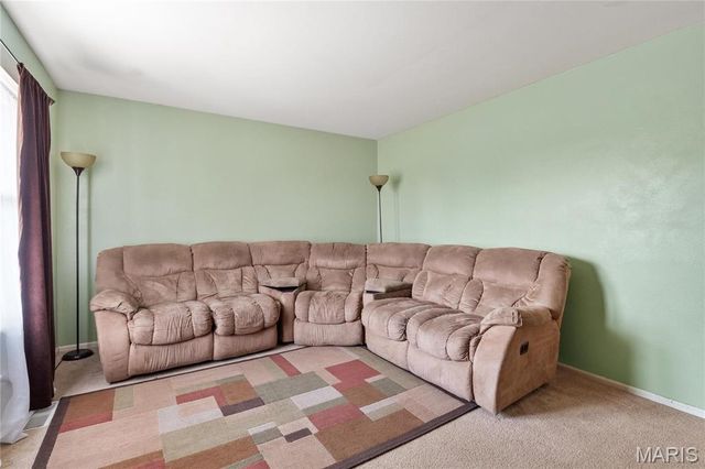 12063 Trampe Heights Lane, St Louis, MO 63138